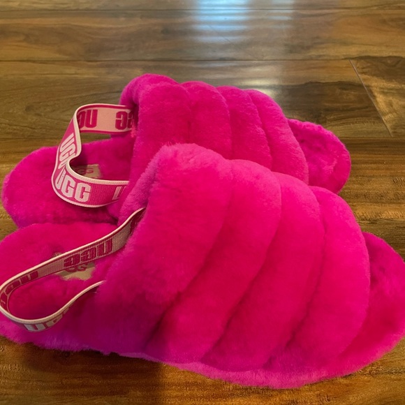 Uggs slippers with strap - Picture 1 of 3